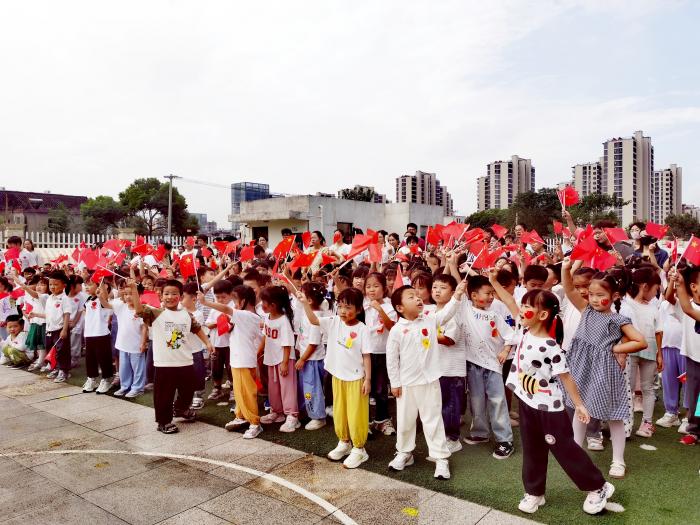 汾湖城区幼儿园开展“家、校、社”联合庆国庆活动